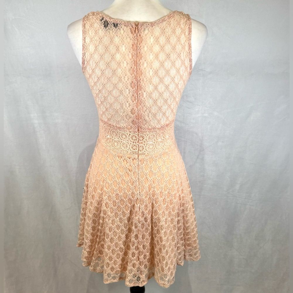 Beautiful peach blush lace dress with see through waist and back size small - Picture 4 of 7
